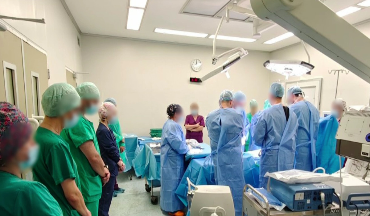 Γιατροί στέκονται σιωπηλοί γύρω από χειρουργικό τραπέζι, λίγο πριν τη δωρεά οργάνων 14χρονου αγοριού στο Πανεπιστημιακό Νοσοκομείο Πατρών